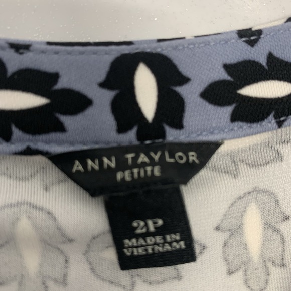 Ann Taylor Wrap Dress Blue Print Long Sleeve Knee Length 2P  Business Casual - Picture 7 of 7